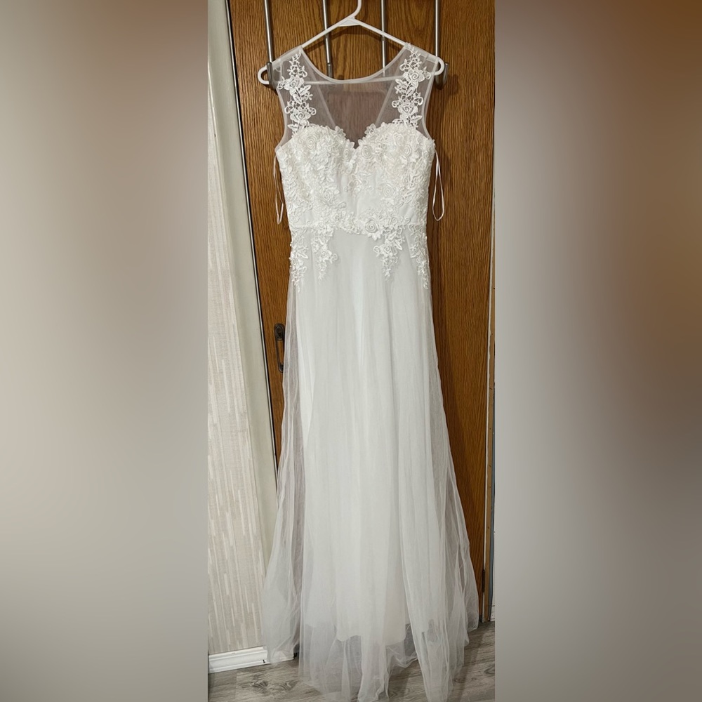 White wedding dress. New never worn. Fashion nova. Size small
